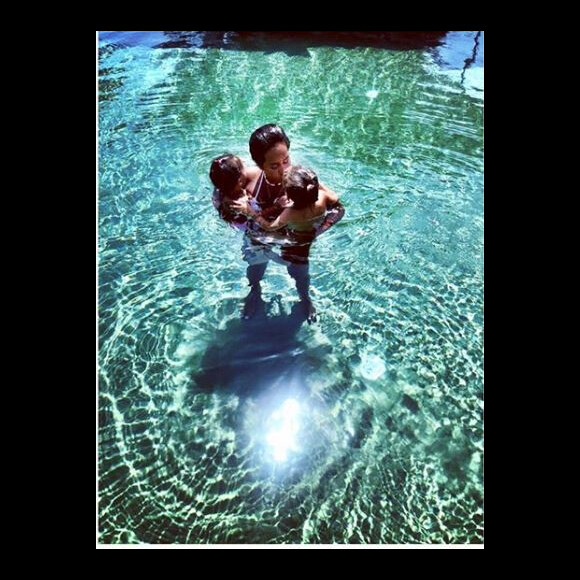 Amel Bent en vacances avec sa famille (Juillet 2019).
