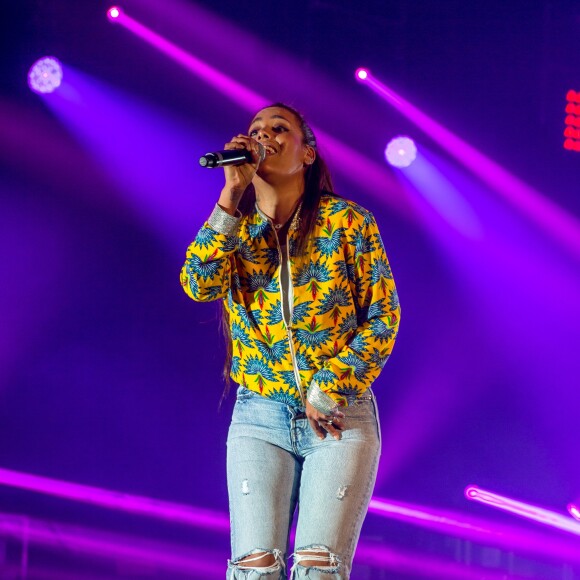 Amel Bent lors de la 8ème édition du concert caritatif "Une nuit à Makala" organisé pour l'association "Les orphelins de Makala" au Zénith de Lille, France, le 19 mars 2019. Le footballeur R.Mavuba fait une fois de plus le pari que la générosité des artistes, des personnalités et des sportifs présents rencontrera celle de milliers de spectateurs. Musique, danse et humour sont au programme durant plus de 3h. Créée par Rio Mavuba, la fondation a vu le jour le 23 avril 2009. Elle a pour but l'encadrement, l'hébergement et la scolarisation de jeunes orphelins issus du quartier dont est originaire le père du footballeur : Makala à Kinshasa en République Démocratique du Congo. Par les fonds récoltés et l'aide précieuse des partenaires bénévoles, le concert caritatif apporte un financement conséquent aux actions réalisées sur place : aménagement et équipements de l'orphelinat, accès à la scolarité et aux loisirs, soins médicaux, etc... © Stéphane Vansteenkiste/Bestimage