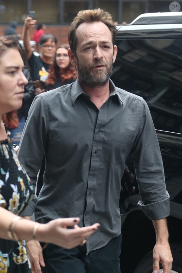 Luke Perry arrive au bâtiment AOL à New York, le 8 octobre 2018.