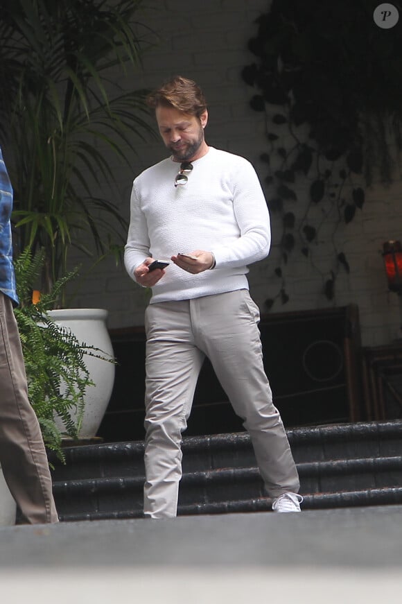 Exclusif - Jason Priestley quitte le Chateau Marmont après un déjeuner avec un ami à Los Angeles le 11 février 2019. © CPA/Bestimage