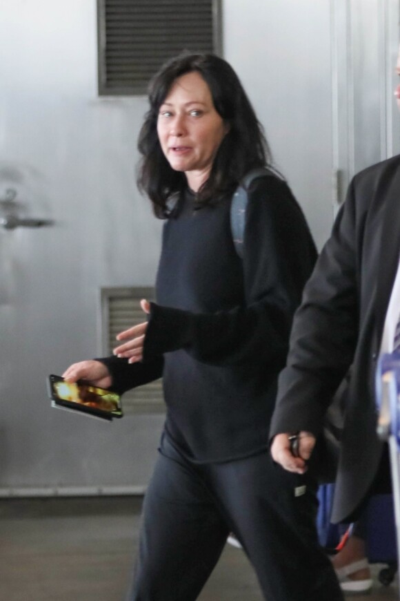 Exclusif - Shannen Doherty tente de passer inaperçue alors qu'elle arrive à l'aéroport LAX à Los Angeles. L'actrice ne porte pas de maquillage, le 22 juin 2019.