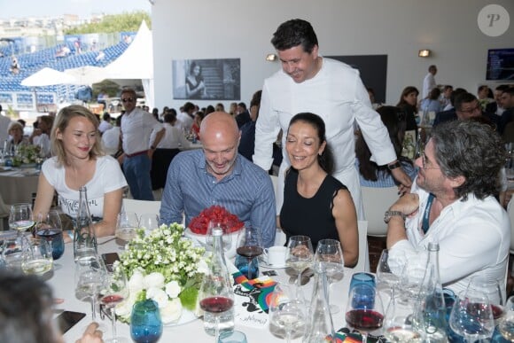 Exclusif - Le chef Frédéric Vardon a fait un dessert spécial pour célébrer l'anniversaire de mariage de Frank Leboeuf et sa femme Chrislaure qui se sont unis en juillet 2013. Longines Paris Eiffel Jumping au Champ de Mars à Paris le 6 juillet 2018. © Borde / Veeren / Bestimage