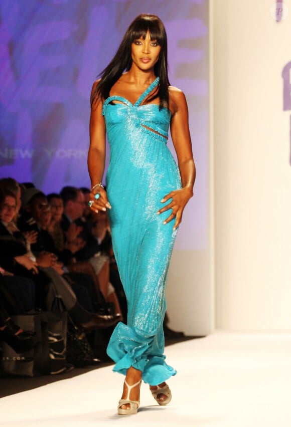 Naomi Campbell défile pour sa fondation, Fashion For Relief, à New York. Février 2010.