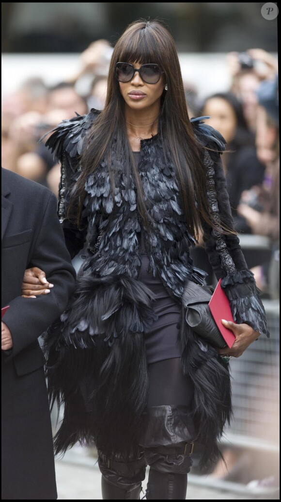 Naomi Campbell assiste à une messe souvenir en hommage au créateur Alexander McQueen. Septembre 2010.