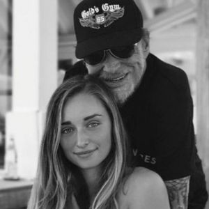 Emma Smet rend hommage à son défunt grand-père Johnny Hallyday le 15 juin 2019 sur Instagram.