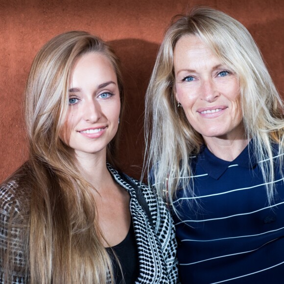 Estelle Lefebure et sa fille Emma Smet - People au village des Internationaux de Tennis de Roland Garros à Paris, le 6 juin 2018. © Cyril Moreau/Bestimage