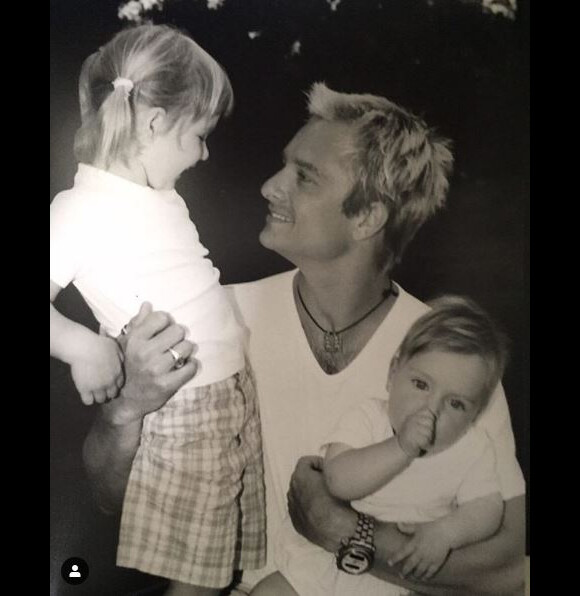 Emma Smet a publié une photo de son enfance avec son papa David Hallyday et sa grande soeur Ilona Smet. Instagram, le 14 août 2018.