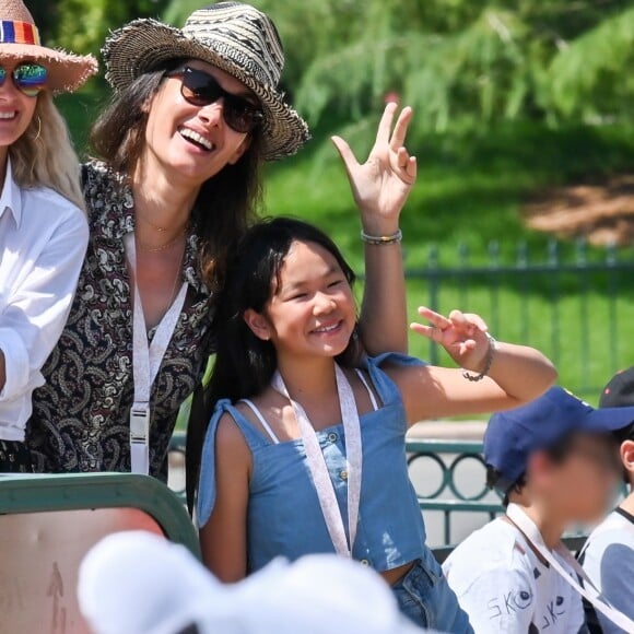 Exclusif - Laeticia Hallyday, Zofia Borucka, Jade, Joy - Laeticia Hallyday et ses filles Jade et Joy à Disneyland Paris avec la nounou Sylviane, le 26 juin 2019. Elles sont venues passer 2 jours avec Jean Reno, sa femme Zofia Borucka et leurs enfants Cielo et Dean.