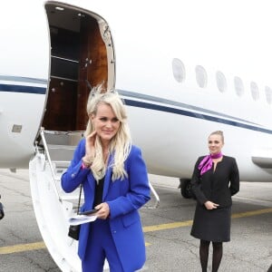 Exclusif - Laeticia Hallyday, ses filles Jade et Joy et la nounou Sylviane arrivent l'aéroport de Toulouse-Blagnac en jet privé en provenance de Paris, le 15 juin 2019. © Dominique Jacovides/Bestimage