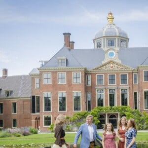 Le roi Willem-Alexander des Pays-Bas, la reine Maxima et leurs filles la princesse héritière Catharina-Amalia, la princesse Alexia et la princesse Ariane ont posé dans les jardins du palais Huis ten Bosch, leur résidence à La Haye, le 19 juillet 2019 lors de la traditionnelle séance photo des vacances d'été avec la presse.