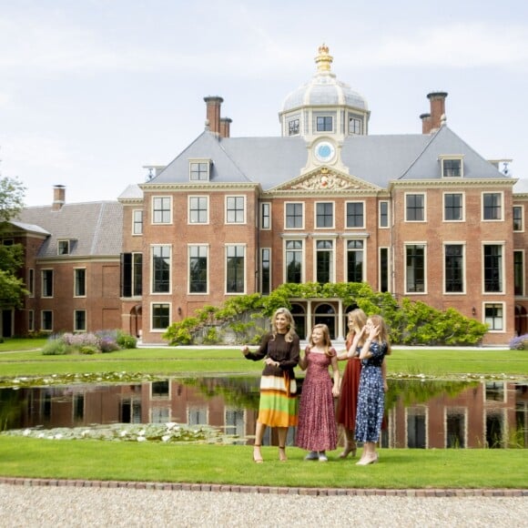 Le roi Willem-Alexander des Pays-Bas, la reine Maxima et leurs filles la princesse héritière Catharina-Amalia, la princesse Alexia et la princesse Ariane ont posé dans les jardins du palais Huis ten Bosch, leur résidence à La Haye, le 19 juillet 2019 lors de la traditionnelle séance photo des vacances d'été avec la presse.