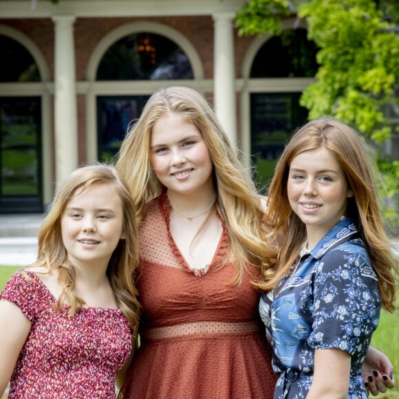 Le roi Willem-Alexander des Pays-Bas, la reine Maxima et leurs filles la princesse héritière Catharina-Amalia, la princesse Alexia et la princesse Ariane ont posé dans les jardins du palais Huis ten Bosch, leur résidence à La Haye, le 19 juillet 2019 lors de la traditionnelle séance photo des vacances d'été avec la presse.