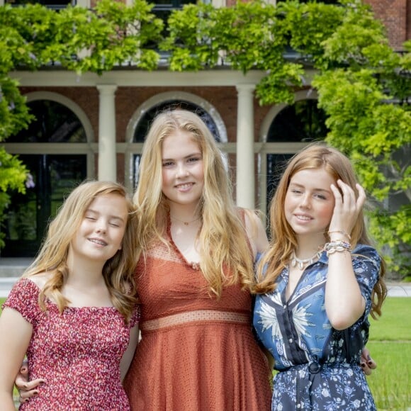 Le roi Willem-Alexander des Pays-Bas, la reine Maxima et leurs filles la princesse héritière Catharina-Amalia, la princesse Alexia et la princesse Ariane ont posé dans les jardins du palais Huis ten Bosch, leur résidence à La Haye, le 19 juillet 2019 lors de la traditionnelle séance photo des vacances d'été avec la presse.