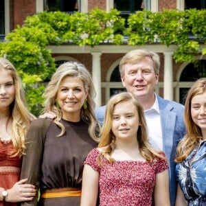 Le roi Willem-Alexander des Pays-Bas, la reine Maxima et leurs filles la princesse héritière Catharina-Amalia, la princesse Alexia et la princesse Ariane ont posé dans les jardins du palais Huis ten Bosch, leur résidence à La Haye, le 19 juillet 2019 lors de la traditionnelle séance photo des vacances d'été avec la presse.