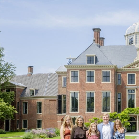 Le roi Willem-Alexander des Pays-Bas, la reine Maxima et leurs filles la princesse héritière Catharina-Amalia, la princesse Alexia et la princesse Ariane ont posé dans les jardins du palais Huis ten Bosch, leur résidence à La Haye, le 19 juillet 2019 lors de la traditionnelle séance photo des vacances d'été avec la presse.