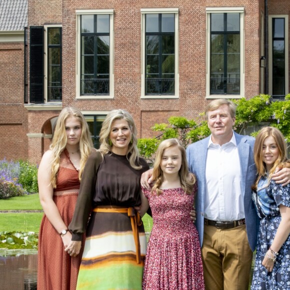Le roi Willem-Alexander des Pays-Bas, la reine Maxima et leurs filles la princesse héritière Catharina-Amalia, la princesse Alexia et la princesse Ariane ont posé dans les jardins du palais Huis ten Bosch, leur résidence à La Haye, le 19 juillet 2019 lors de la traditionnelle séance photo des vacances d'été avec la presse.