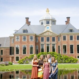 Le roi Willem-Alexander des Pays-Bas, la reine Maxima et leurs filles la princesse héritière Catharina-Amalia, la princesse Alexia et la princesse Ariane ont posé dans les jardins du palais Huis ten Bosch, leur résidence à La Haye, le 19 juillet 2019 lors de la traditionnelle séance photo des vacances d'été avec la presse.