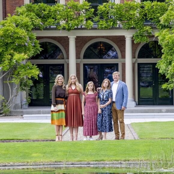 Le roi Willem-Alexander des Pays-Bas, la reine Maxima et leurs filles la princesse héritière Catharina-Amalia, la princesse Alexia et la princesse Ariane ont posé dans les jardins du palais Huis ten Bosch, leur résidence à La Haye, le 19 juillet 2019 lors de la traditionnelle séance photo des vacances d'été avec la presse.