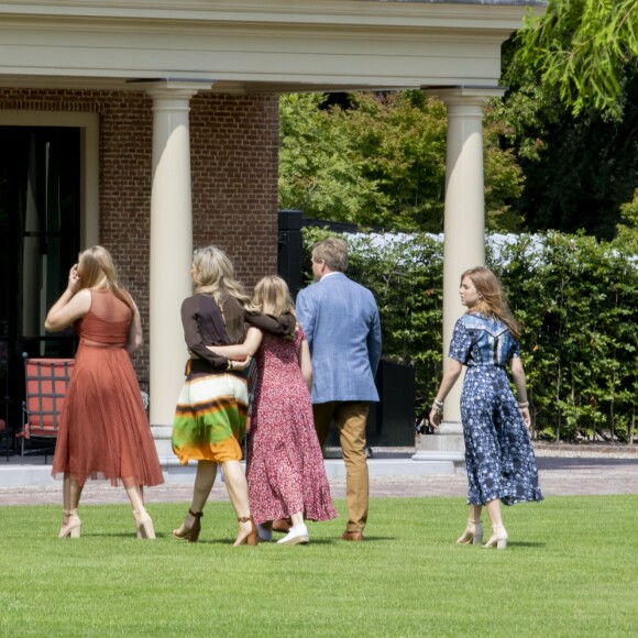 Le roi Willem-Alexander des Pays-Bas, la reine Maxima et leurs filles la princesse héritière Catharina-Amalia, la princesse Alexia et la princesse Ariane ont posé dans les jardins du palais Huis ten Bosch, leur résidence à La Haye, le 19 juillet 2019 lors de la traditionnelle séance photo des vacances d'été avec la presse.