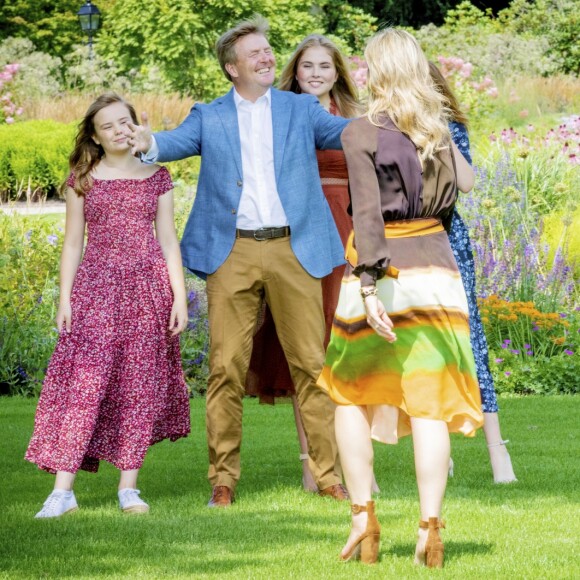 Dans la joie et l'allégresse comme à chaque fois, le roi Willem-Alexander des Pays-Bas, la reine Maxima et leurs filles la princesse héritière Catharina-Amalia, la princesse Alexia et la princesse Ariane ont posé dans les jardins du palais Huis ten Bosch, leur résidence à La Haye, le 19 juillet 2019 lors de la traditionnelle séance photo des vacances d'été avec la presse.