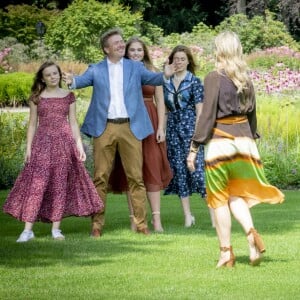 Le roi Willem-Alexander des Pays-Bas, la reine Maxima et leurs filles la princesse héritière Catharina-Amalia, la princesse Alexia et la princesse Ariane ont posé dans les jardins du palais Huis ten Bosch, leur résidence à La Haye, le 19 juillet 2019 lors de la traditionnelle séance photo des vacances d'été avec la presse.