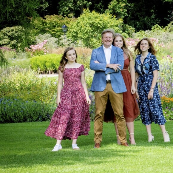 Le roi Willem-Alexander des Pays-Bas, la reine Maxima et leurs filles la princesse héritière Catharina-Amalia, la princesse Alexia et la princesse Ariane ont posé dans les jardins du palais Huis ten Bosch, leur résidence à La Haye, le 19 juillet 2019 lors de la traditionnelle séance photo des vacances d'été avec la presse.