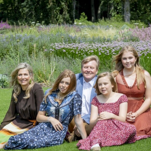 Le roi Willem-Alexander des Pays-Bas, la reine Maxima et leurs filles la princesse héritière Catharina-Amalia, la princesse Alexia et la princesse Ariane sur la pelouse des jardins du palais Huis ten Bosch, leur résidence à La Haye, le 19 juillet 2019 lors de la traditionnelle séance photo des vacances d'été avec la presse.