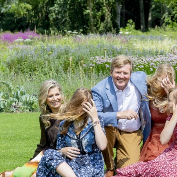 Le roi Willem-Alexander des Pays-Bas, la reine Maxima et leurs filles la princesse héritière Catharina-Amalia, la princesse Alexia et la princesse Ariane ont posé dans les jardins du palais Huis ten Bosch, leur résidence à La Haye, le 19 juillet 2019 lors de la traditionnelle séance photo des vacances d'été avec la presse.