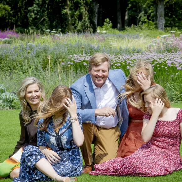 Le roi Willem-Alexander des Pays-Bas, la reine Maxima et leurs filles la princesse héritière Catharina-Amalia, la princesse Alexia et la princesse Ariane ont posé dans les jardins du palais Huis ten Bosch, leur résidence à La Haye, le 19 juillet 2019 lors de la traditionnelle séance photo des vacances d'été avec la presse.