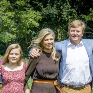 Le roi Willem-Alexander des Pays-Bas, la reine Maxima et leurs filles la princesse héritière Catharina-Amalia, la princesse Alexia et la princesse Ariane ont posé dans les jardins du palais Huis ten Bosch, leur résidence à La Haye, le 19 juillet 2019 lors de la traditionnelle séance photo des vacances d'été avec la presse.