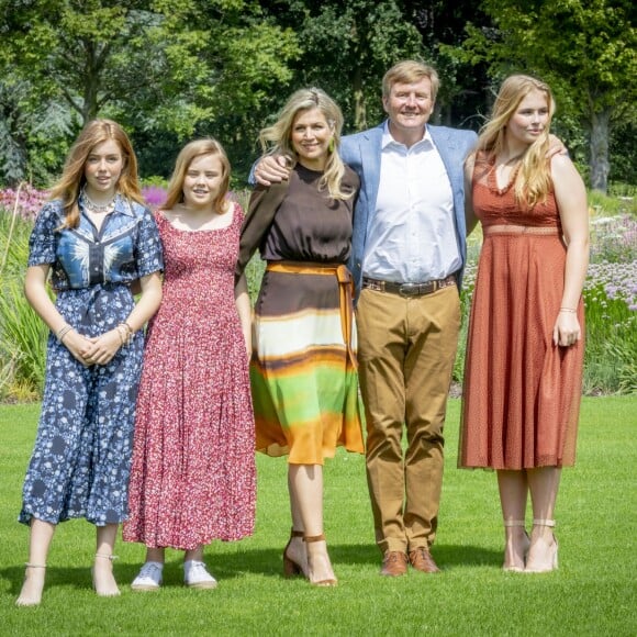 Le roi Willem-Alexander des Pays-Bas, la reine Maxima et leurs filles la princesse héritière Catharina-Amalia, la princesse Alexia et la princesse Ariane ont posé dans les jardins du palais Huis ten Bosch, leur résidence à La Haye, le 19 juillet 2019 lors de la traditionnelle séance photo des vacances d'été avec la presse.