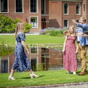 Le roi Willem-Alexander des Pays-Bas, la reine Maxima et leurs filles la princesse héritière Catharina-Amalia, la princesse Alexia et la princesse Ariane ont posé dans les jardins du palais Huis ten Bosch, leur résidence à La Haye, le 19 juillet 2019 lors de la traditionnelle séance photo des vacances d'été avec la presse.