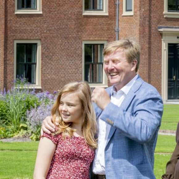 Le roi Willem-Alexander des Pays-Bas, la reine Maxima et leurs filles la princesse héritière Catharina-Amalia, la princesse Alexia et la princesse Ariane ont posé dans les jardins du palais Huis ten Bosch, leur résidence à La Haye, le 19 juillet 2019 lors de la traditionnelle séance photo des vacances d'été avec la presse.