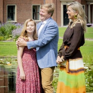 La petite dernière dans les bras de son papa... Le roi Willem-Alexander des Pays-Bas, la reine Maxima et leurs filles la princesse héritière Catharina-Amalia, la princesse Alexia et la princesse Ariane ont posé dans les jardins du palais Huis ten Bosch, leur résidence à La Haye, le 19 juillet 2019 lors de la traditionnelle séance photo des vacances d'été avec la presse.