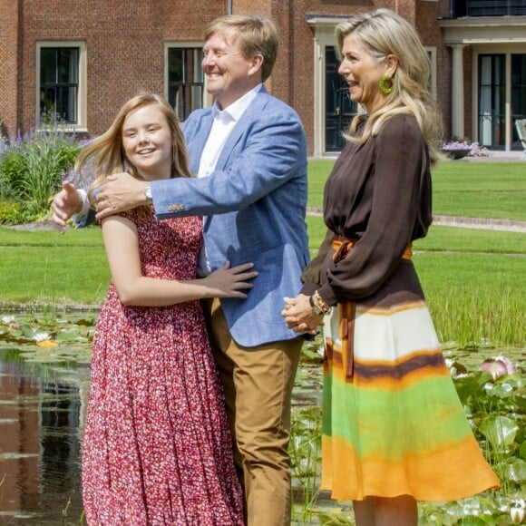 Le roi Willem-Alexander des Pays-Bas, la reine Maxima et leurs filles la princesse héritière Catharina-Amalia, la princesse Alexia et la princesse Ariane ont posé dans les jardins du palais Huis ten Bosch, leur résidence à La Haye, le 19 juillet 2019 lors de la traditionnelle séance photo des vacances d'été avec la presse.