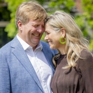 Willem-Alexander et Maxima, l'amour toujours fou, après 17 années de mariage... Le roi Willem-Alexander des Pays-Bas, la reine Maxima et leurs filles la princesse héritière Catharina-Amalia, la princesse Alexia et la princesse Ariane ont posé dans les jardins du palais Huis ten Bosch, leur résidence à La Haye, le 19 juillet 2019 lors de la traditionnelle séance photo des vacances d'été avec la presse.