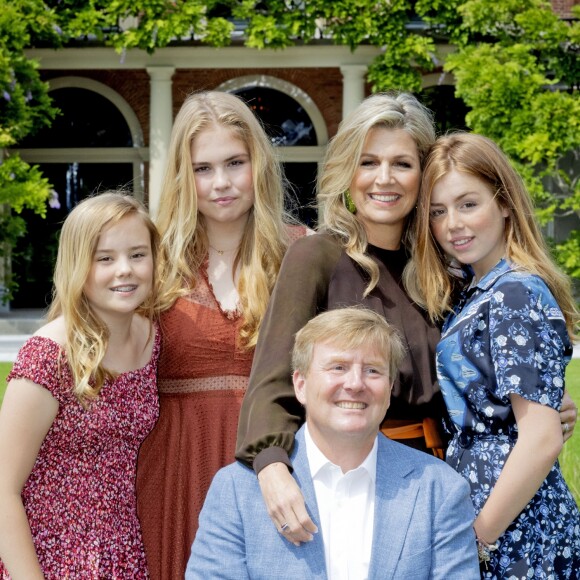 Le roi Willem-Alexander des Pays-Bas, la reine Maxima et leurs filles la princesse héritière Catharina-Amalia, la princesse Alexia et la princesse Ariane ont posé dans les jardins du palais Huis ten Bosch, leur résidence à La Haye, le 19 juillet 2019 lors de la traditionnelle séance photo des vacances d'été avec la presse.