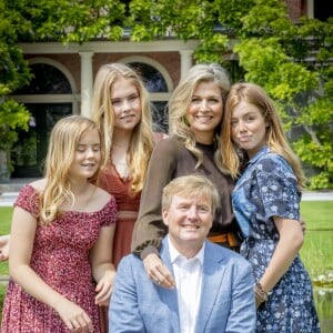 Le roi Willem-Alexander des Pays-Bas, la reine Maxima et leurs filles la princesse héritière Catharina-Amalia, la princesse Alexia et la princesse Ariane ont posé dans les jardins du palais Huis ten Bosch, leur résidence à La Haye, le 19 juillet 2019 lors de la traditionnelle séance photo des vacances d'été avec la presse.