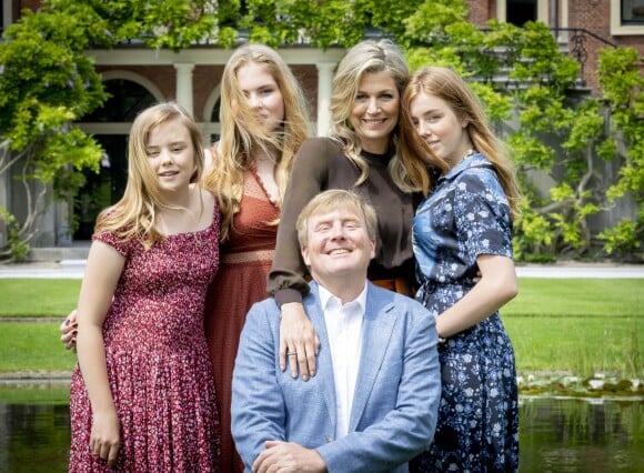 Le roi Willem-Alexander des Pays-Bas (fier comme Artaban !), la reine Maxima et leurs filles la princesse héritière Catharina-Amalia, la princesse Alexia et la princesse Ariane ont posé dans les jardins du palais Huis ten Bosch, leur résidence à La Haye, le 19 juillet 2019 lors de la traditionnelle séance photo des vacances d'été avec la presse.