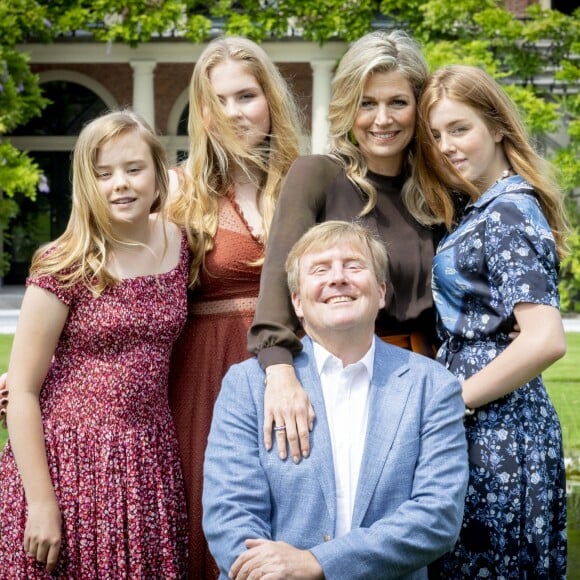 Le roi Willem-Alexander des Pays-Bas (fier comme Artaban !), la reine Maxima et leurs filles la princesse héritière Catharina-Amalia, la princesse Alexia et la princesse Ariane ont posé dans les jardins du palais Huis ten Bosch, leur résidence à La Haye, le 19 juillet 2019 lors de la traditionnelle séance photo des vacances d'été avec la presse.