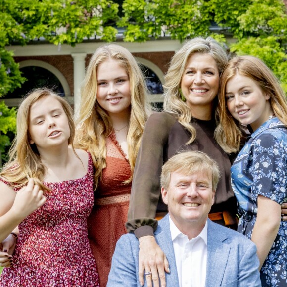Le roi Willem-Alexander des Pays-Bas, la reine Maxima et leurs filles la princesse héritière Catharina-Amalia, la princesse Alexia et la princesse Ariane ont posé dans les jardins du palais Huis ten Bosch, leur résidence à La Haye, le 19 juillet 2019 lors de la traditionnelle séance photo des vacances d'été avec la presse.