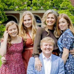 Le roi Willem-Alexander des Pays-Bas, la reine Maxima et leurs filles la princesse héritière Catharina-Amalia, la princesse Alexia et la princesse Ariane ont posé dans les jardins du palais Huis ten Bosch, leur résidence à La Haye, le 19 juillet 2019 lors de la traditionnelle séance photo des vacances d'été avec la presse.