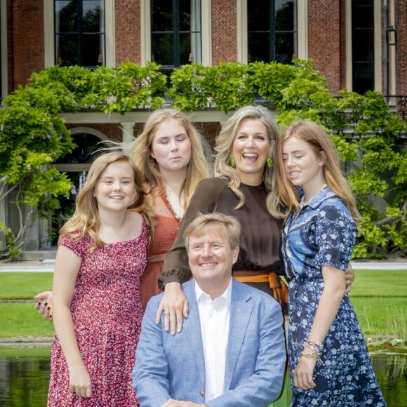 Le roi Willem-Alexander des Pays-Bas, la reine Maxima et leurs filles la princesse héritière Catharina-Amalia, la princesse Alexia et la princesse Ariane ont posé dans les jardins du palais Huis ten Bosch, leur résidence à La Haye, le 19 juillet 2019 lors de la traditionnelle séance photo des vacances d'été avec la presse.