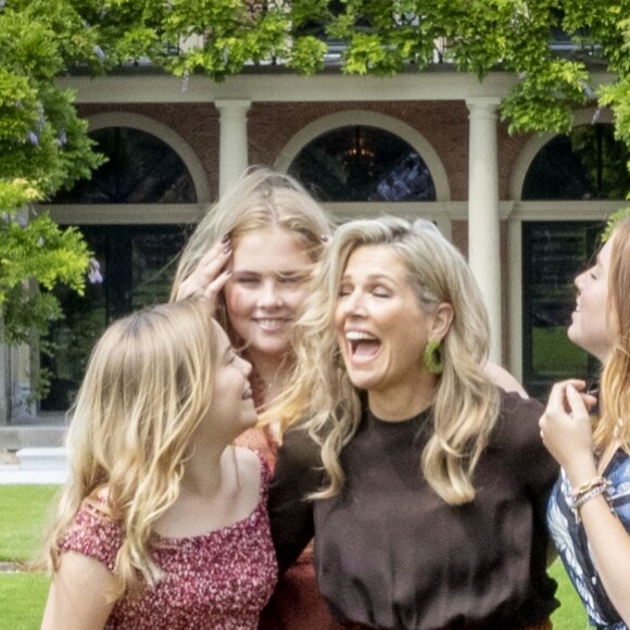 Le roi Willem-Alexander des Pays-Bas, la reine Maxima et leurs filles la princesse héritière Catharina-Amalia, la princesse Alexia et la princesse Ariane ont posé dans les jardins du palais Huis ten Bosch, leur résidence à La Haye, le 19 juillet 2019 lors de la traditionnelle séance photo des vacances d'été avec la presse.