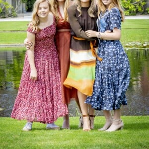 Le roi Willem-Alexander des Pays-Bas, la reine Maxima et leurs filles la princesse héritière Catharina-Amalia, la princesse Alexia et la princesse Ariane ont posé dans les jardins du palais Huis ten Bosch, leur résidence à La Haye, le 19 juillet 2019 lors de la traditionnelle séance photo des vacances d'été avec la presse.