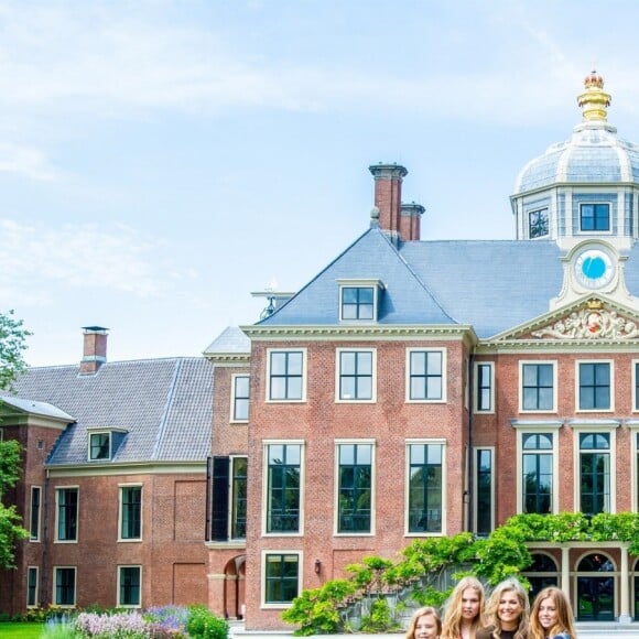 Le roi Willem-Alexander des Pays-Bas, la reine Maxima et leurs filles la princesse héritière Catharina-Amalia, la princesse Alexia et la princesse Ariane ont posé dans les jardins du palais Huis ten Bosch, leur résidence à La Haye, le 19 juillet 2019 lors de la traditionnelle séance photo des vacances d'été avec la presse.