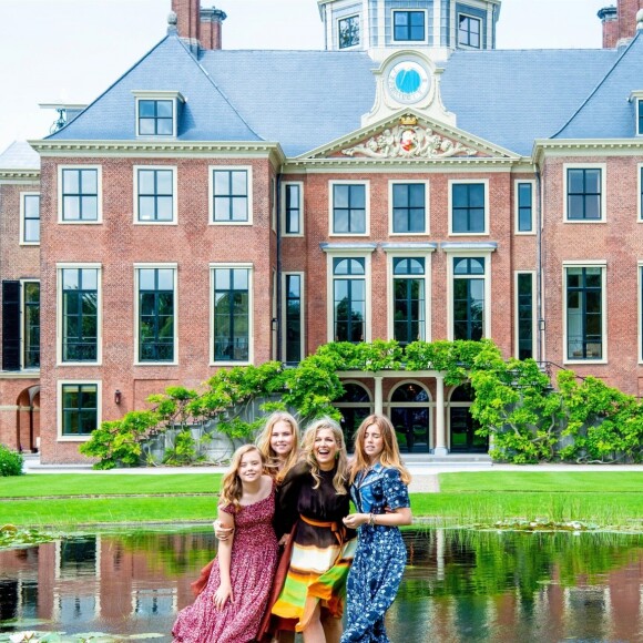 Le roi Willem-Alexander des Pays-Bas, la reine Maxima et leurs filles la princesse héritière Catharina-Amalia, la princesse Alexia et la princesse Ariane ont posé dans les jardins du palais Huis ten Bosch, leur résidence à La Haye, le 19 juillet 2019 lors de la traditionnelle séance photo des vacances d'été avec la presse.