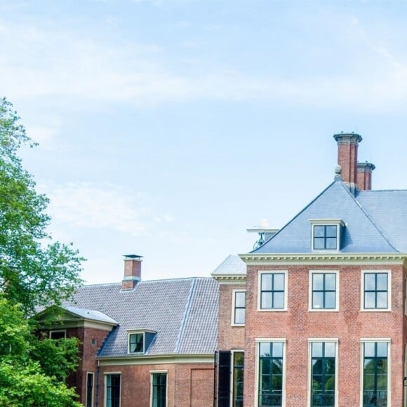 Le roi Willem-Alexander des Pays-Bas, la reine Maxima et leurs filles la princesse héritière Catharina-Amalia, la princesse Alexia et la princesse Ariane ont posé dans les jardins du palais Huis ten Bosch, leur résidence à La Haye, le 19 juillet 2019 lors de la traditionnelle séance photo des vacances d'été avec la presse.