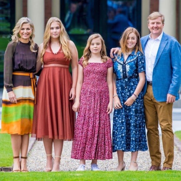 Le roi Willem-Alexander des Pays-Bas, la reine Maxima et leurs filles la princesse héritière Catharina-Amalia, la princesse Alexia et la princesse Ariane ont posé dans les jardins du palais Huis ten Bosch, leur résidence à La Haye, le 19 juillet 2019 lors de la traditionnelle séance photo des vacances d'été avec la presse.