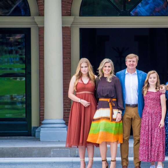 Le roi Willem-Alexander des Pays-Bas, la reine Maxima et leurs filles la princesse héritière Catharina-Amalia, la princesse Alexia et la princesse Ariane ont posé dans les jardins du palais Huis ten Bosch, leur résidence à La Haye, le 19 juillet 2019 lors de la traditionnelle séance photo des vacances d'été avec la presse.